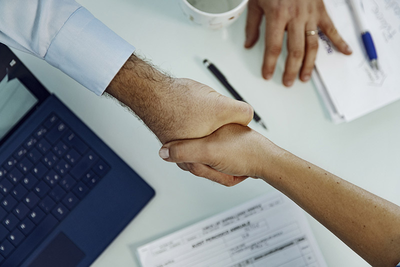 stretta di mani per sancire un accordo